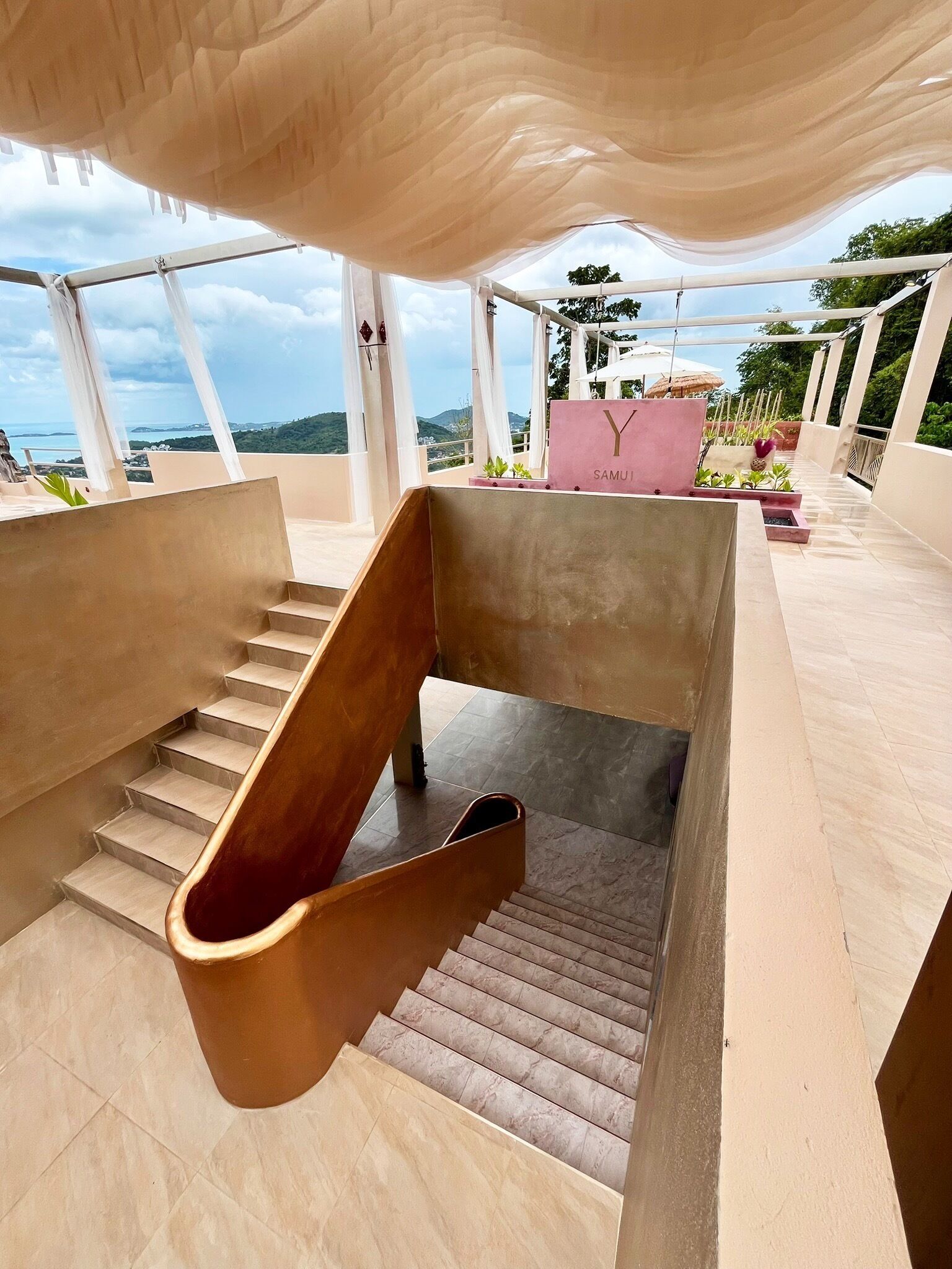 Una escalera exterior moderna con vistas al paisaje.