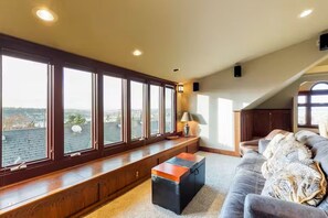 Living area - Fabulous 5-bedroom historic house in charming Seattle neighborhood (Seattle)