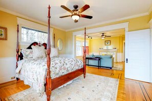 5 bedrooms, iron/ironing board, WiFi, bed sheets - Fabulous 5-bedroom historic house in charming Seattle neighborhood (Seattle)