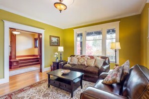 Living area - Fabulous 5-bedroom historic house in charming Seattle neighborhood (Seattle)