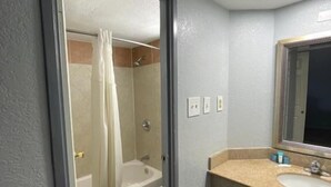 Bathroom - Kings Inn (Memphis)