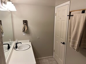 Towels, soap, toilet paper - Charming 1-bedroom King condo in Park City perfect for your getaway (Park City)