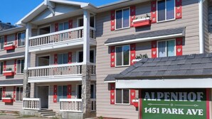 A multi-story hotel with balconies and a sign indicating the name and address. - Charming 1-bedroom King condo in Park City perfect for your getaway (Park City)