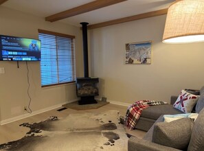 TV - Charming 1-bedroom King condo in Park City perfect for your getaway (Park City)