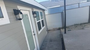 En bygning med skydedør, et lille vindue og en metal garageport.