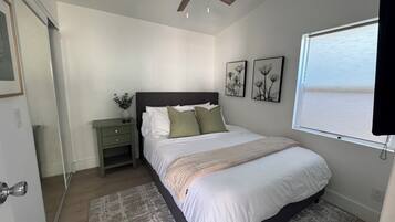 Tabla de planchar con plancha y ropa de cama