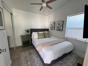 Tabla de planchar con plancha y ropa de cama 