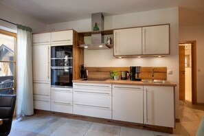 Fridge, microwave, oven, stovetop - Apartment Almwiese, 42 sqm with balcony (Oberaudorf)