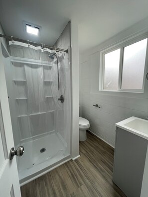 Comfort Duplex | Bathroom - Urban oasis in heart of city-large yard (Honolulu)