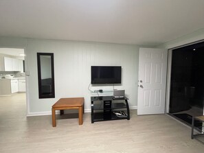 Comfort Duplex | Interior - Urban oasis in heart of city-large yard (Honolulu)