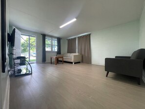 Nhà Duplex tiện nghi đơn giản | Khu phòng khách