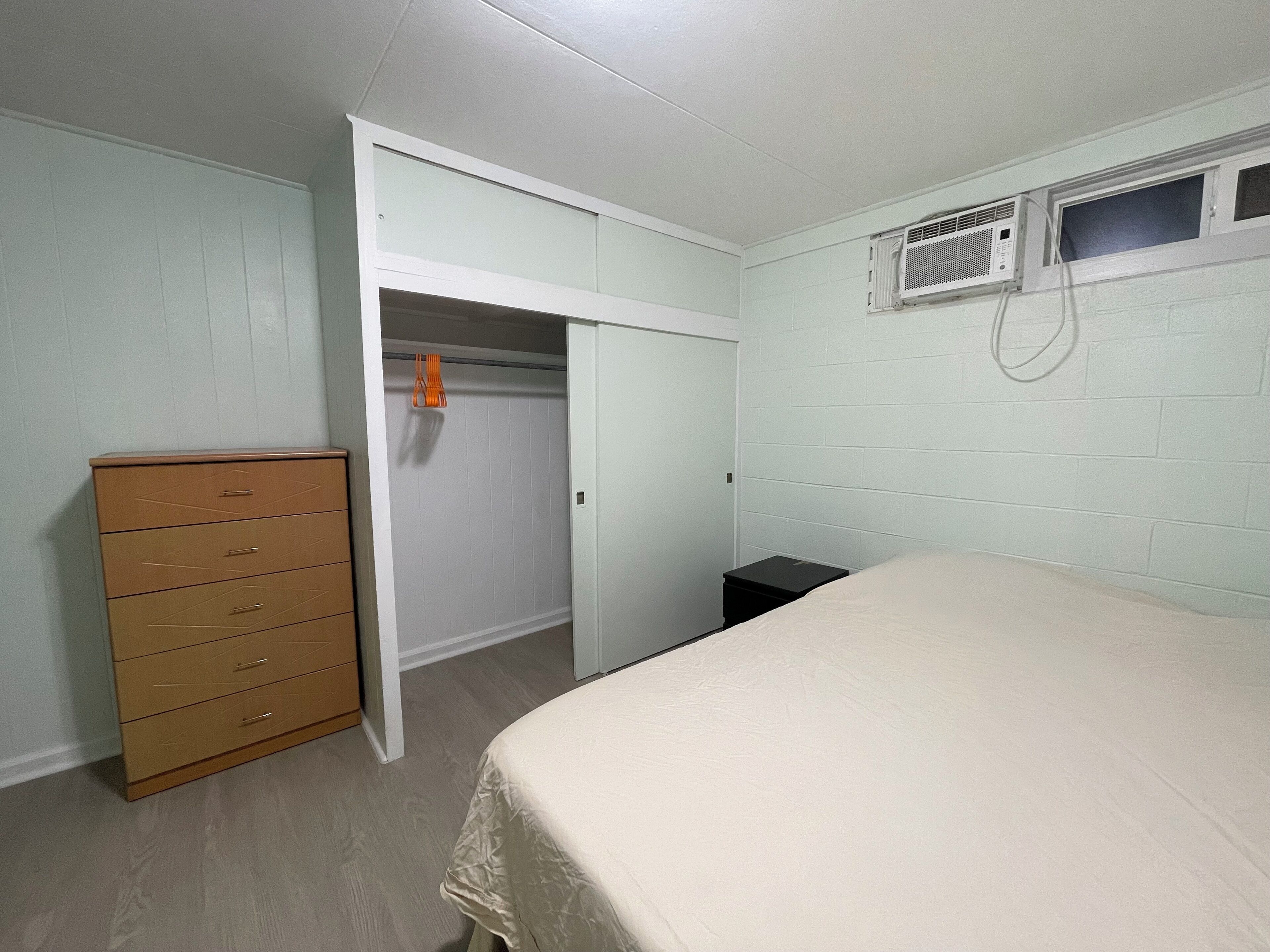 Cortinas blackout, tabla de planchar con plancha y wifi gratis 