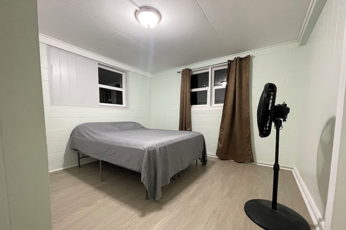 Comfort Duplex | Blackout drapes, iron/ironing board, free WiFi