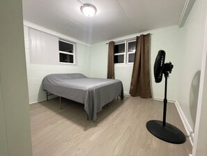 Comfort Duplex | Blackout drapes, iron/ironing board, free WiFi - Urban oasis in heart of city-large yard (Honolulu)