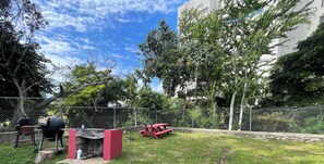 BBQ/picnic Area - Urban oasis in heart of city-large yard (Honolulu)