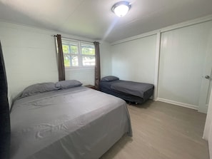 Comfort Duplex | Blackout curtains, iron/ironing board, free WiFi, bed sheets - Urban oasis in heart of city-large yard (Honolulu)