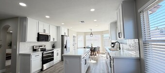 Beautiful Vacation home!! BBQ Grill, Games, Pack N Play! Near Cardinals Stadium!