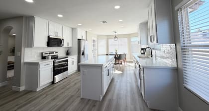 Beautiful Vacation home!! BBQ Grill, Games, Pack N Play! Near Cardinals Stadium!