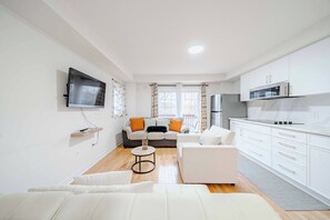 Smart TV, chimenea y libros 