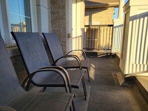 Terrace/patio - Ravine Getaway | Family & Wedding Retreat – Sleeps 20, 3 Kitchens, Nature Views (Brampton)