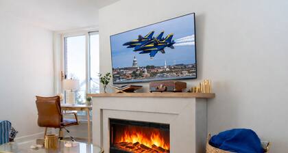 Luxury Annapolis condo, fully remodeled, rooftop pool & marina, free parking, 0.3 mi to downtown. Perfect for Navy games, Academy visits, or a waterfront getaway.