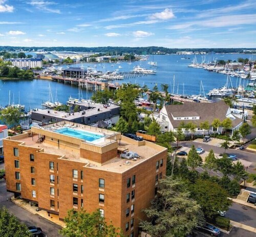 Luxury Annapolis condo, fully remodeled, rooftop pool & marina, free parking, 0.3 mi to downtown. Perfect for Navy games, Academy visits, or a waterfront getaway.