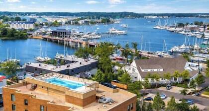 Luxury Annapolis condo, fully remodeled, rooftop pool & marina, free parking, 0.3 mi to downtown. Perfect for Navy games, Academy visits, or a waterfront getaway.