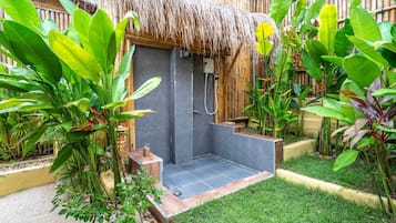 Vila Standar, pemandangan kebun | Kamar mandi | Shower, pengering rambut, kloset, dan handuk