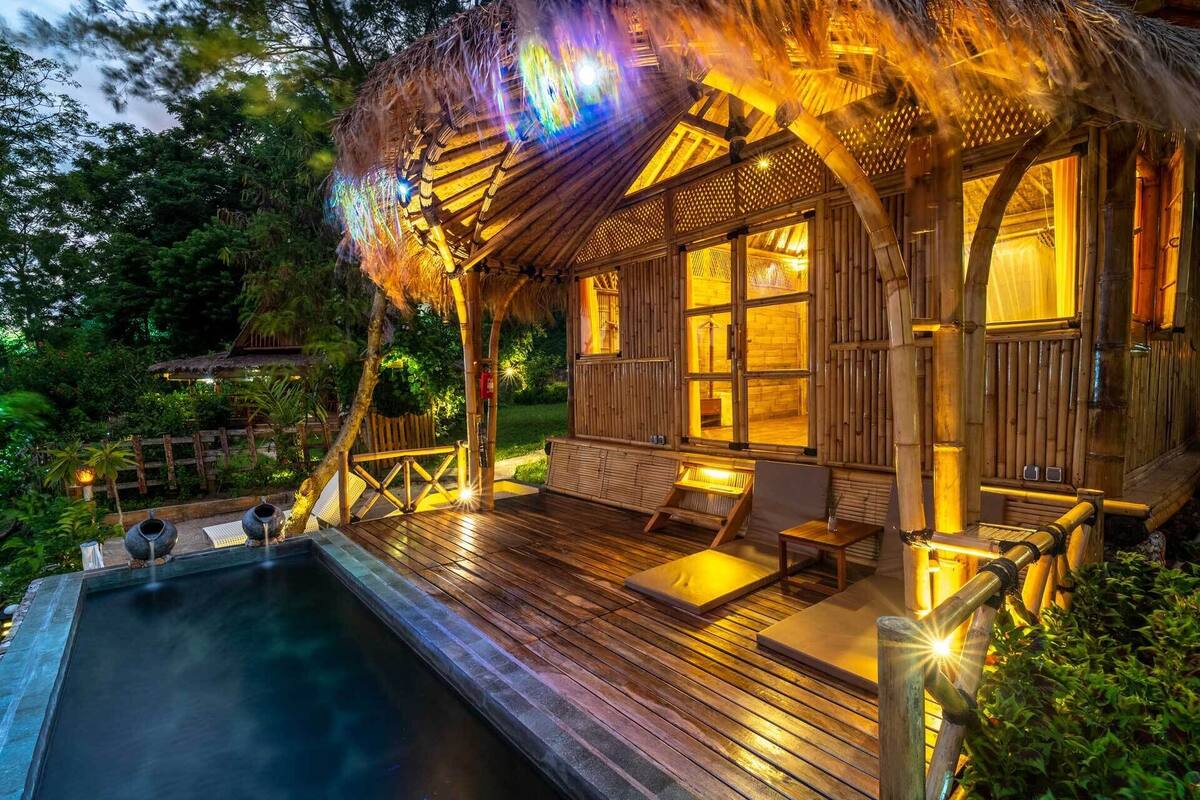 Biệt thự Exclusive, 1 giường cỡ king, hồ bơi riêng, quang cảnh biển | Bàn, khu vực làm việc phù hợp cho laptop, trang trí khác biệt 