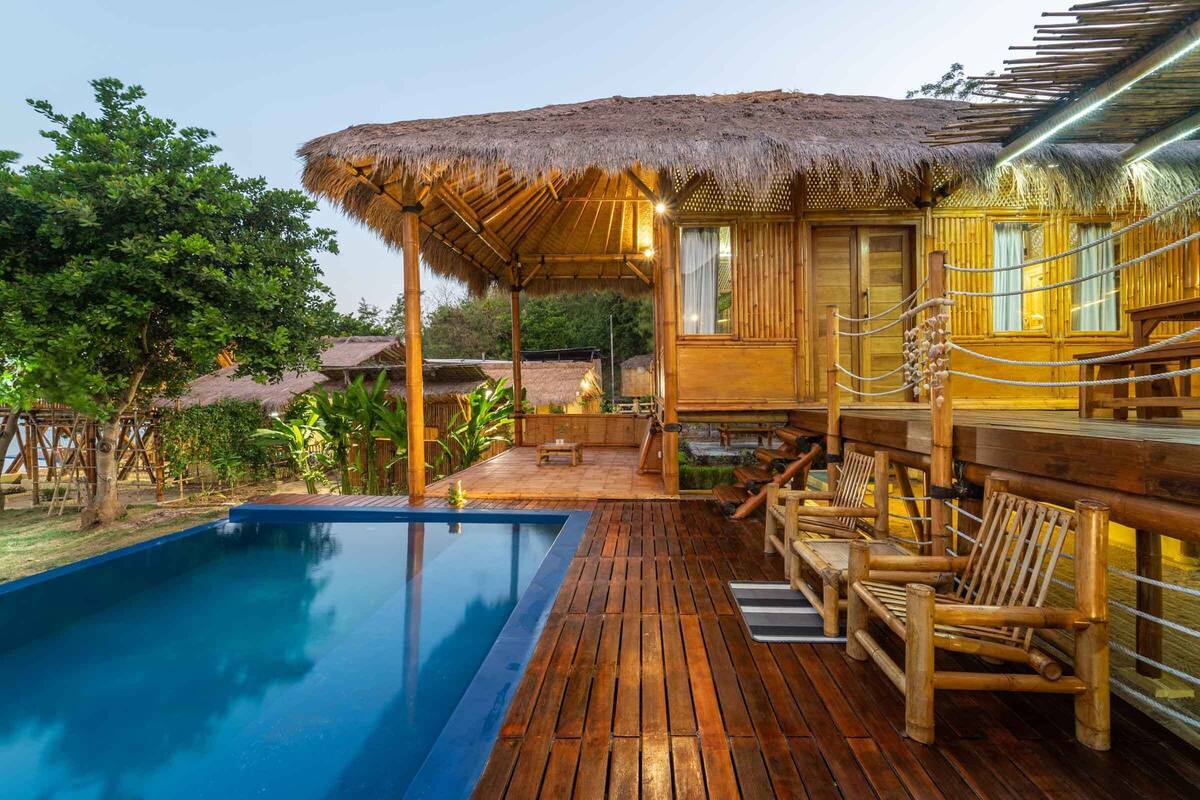 Biệt thự dành cho gia đình, 2 phòng ngủ, hồ bơi riêng, quang cảnh vườn | Bàn, khu vực làm việc phù hợp cho laptop, trang trí khác biệt 