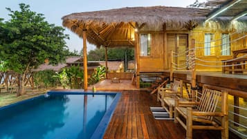 Familie villa, 2 slaapkamers, privézwembad, uitzicht op tuin | Individueel gedecoreerd, individueel gemeubileerd, een bureau