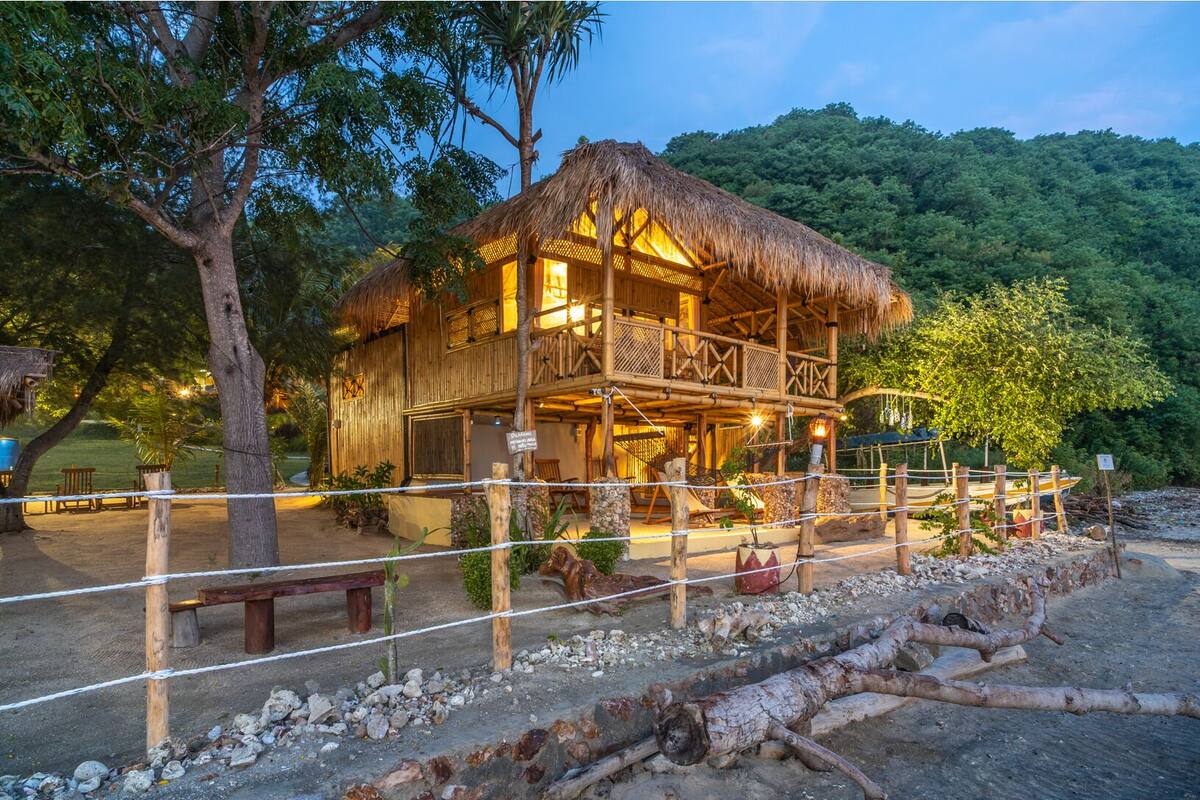 Biệt thự Deluxe, 1 giường cỡ queen, quang cảnh biển, sát bãi biển | Bàn, khu vực làm việc phù hợp cho laptop, trang trí khác biệt