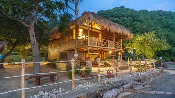 Deluxe villa, 1 queensize bed, uitzicht op oceaan, aan het strand | Individueel gedecoreerd, individueel gemeubileerd, een bureau