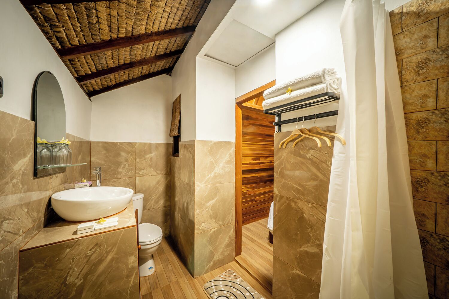 Ducha, artículos de higiene personal gratuitos y secador de pelo
