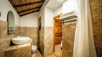 Ducha, artículos de higiene personal gratuitos y secador de pelo