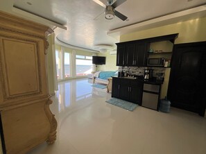 Mikrovågsugn, ugn, spishäll och diskmaskin