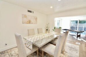 Dining - Spacious Luxury Oasis Getaway w/pool 15 mins from beach (Fort Lauderdale)