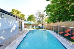 Outdoor pool - Spacious Luxury Oasis Getaway w/pool 15 mins from beach (Fort Lauderdale)
