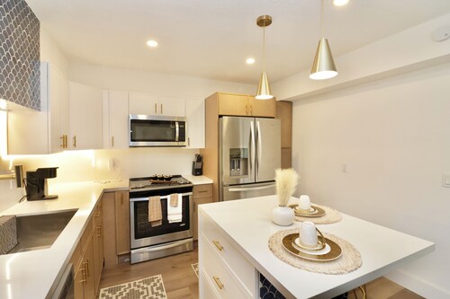 Spacious Luxury Oasis Getaway w/pool 15 mins from beach