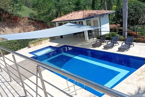 Farm 40min from Medellin, 15min from Santa Fe de Antioquia and 5min from Sopetran.