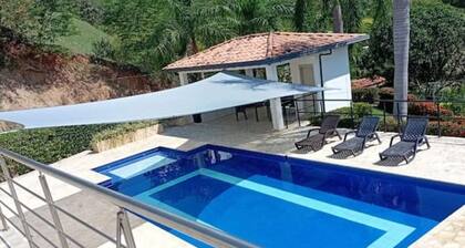 Farm 40min from Medellin, 15min from Santa Fe de Antioquia and 5min from Sopetran.