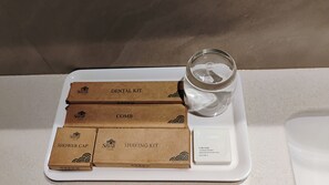 Dusche, kostenlose Toilettenartikel, Handtücher