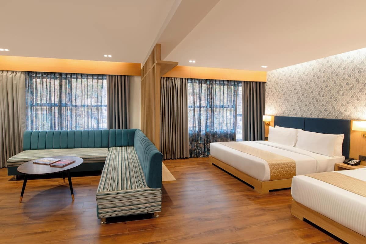 Family Room | Desk, free WiFi