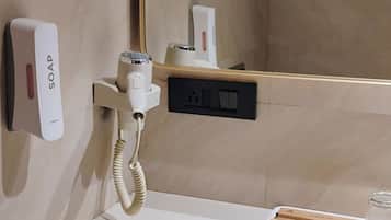 Dusj, toalettartikler (inkludert) og håndklær