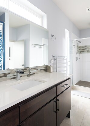Towels, soap, shampoo, toilet paper - Awesome Location, Thoughtfully Designed (Seattle)