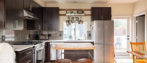 Kjøleskap, mikrobølgeovn, ovn og kokeplater