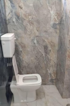 Habitación Deluxe | Baño | Ducha, toallas y jabón