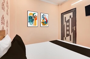 Deluxe Room | Rollaway beds, free WiFi, bed sheets - Vishal Plaza (New Delhi)