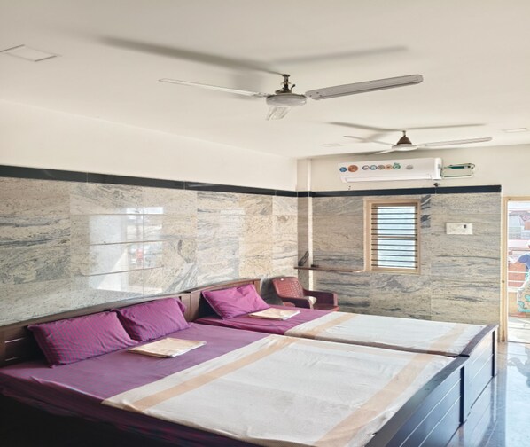 Deluxe Triple Room | Free WiFi - PRM CLASSIC LODGE (Perundurai)