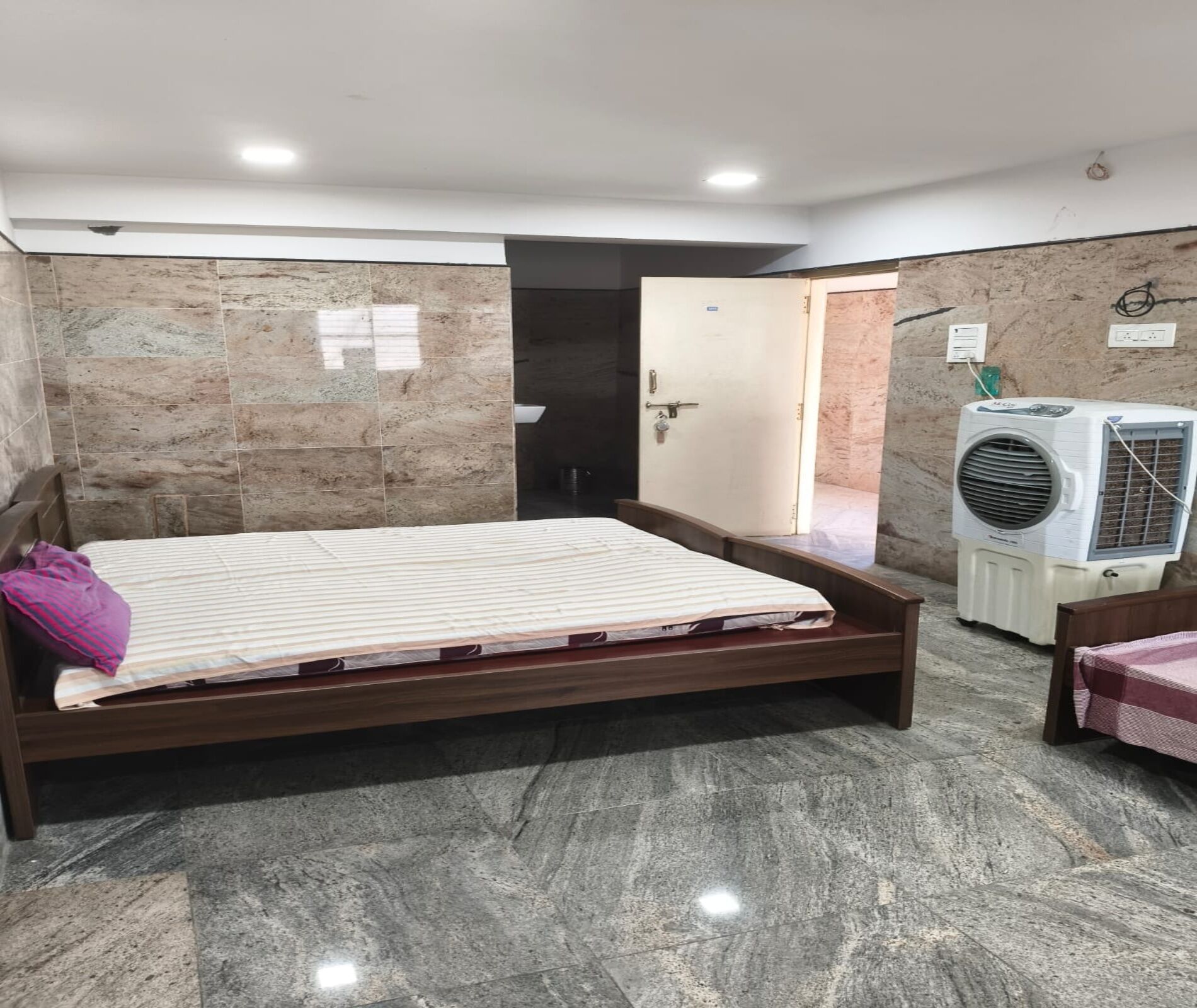 基础四人房 | 客房服务设施